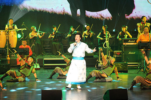 两场演唱会都持续了近两个小时,齐峰用专业的演唱、多元的音乐触角和深厚造诣,在演唱会的4个篇章里,为歌迷们一共深情献上12首经典的草原歌曲。加之融合典型的草原元素和现代化舞美设计,与音乐相得益彰,现场弥漫着浓厚的草原气息。更有参与多粉dodofans“音为有你”活动的歌手同时也是仰慕齐峰多年的粉丝唐欢、杨茜等与齐峰同台合唱《敖包相会》,激情洋溢的歌声,真情展现粉丝对偶像的崇拜之情,将演唱会的现场气氛推向高潮。对这些歌手们的唱功和嗓音,齐峰十分赞赏。