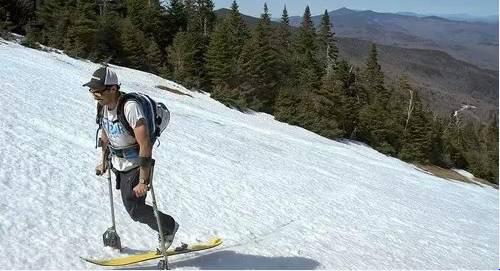 一条腿的滑雪者无所畏惧的冒险家滑雪族