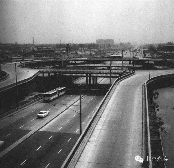 1980年12月22日,北京首座三层立交桥——西直门立交桥通车.