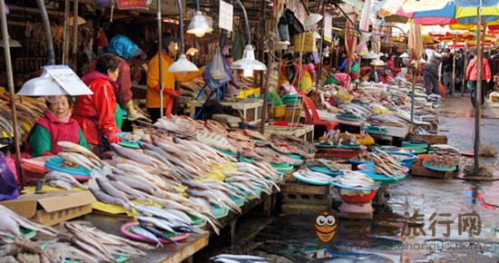 简介:束草观光水产市场要出售生鱼片等 海鲜 