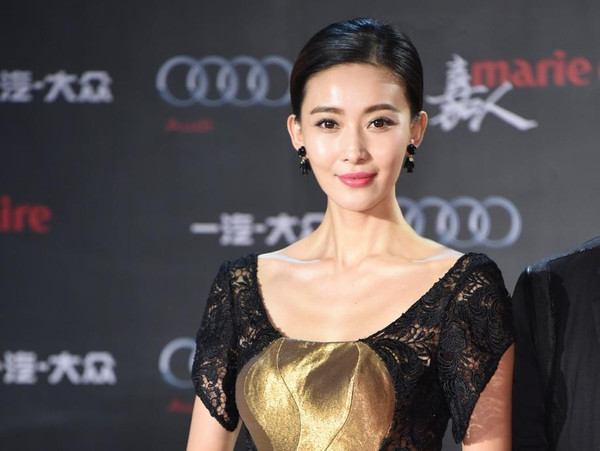 演员周知助阵嘉人中国风盛典 造型吸睛气场十足