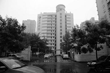 空姐不在公寓 东航男领导打开房门检查