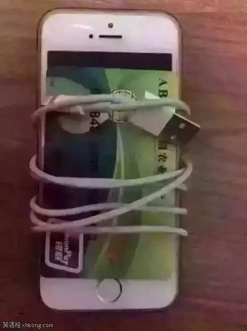 搞笑图片:据说把手机绑定银行卡就能转账!