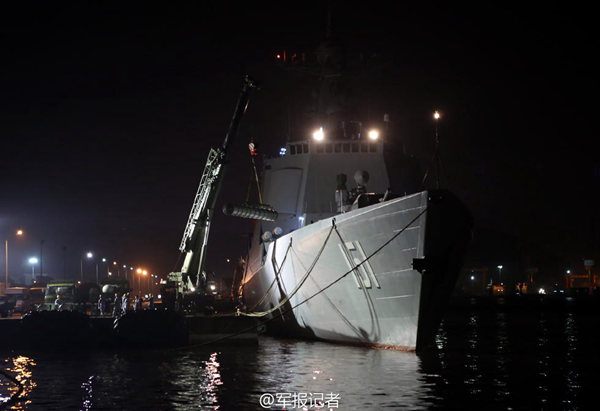 052C连夜紧急填装防空导弹 圆柱弹筒抢眼(组图)