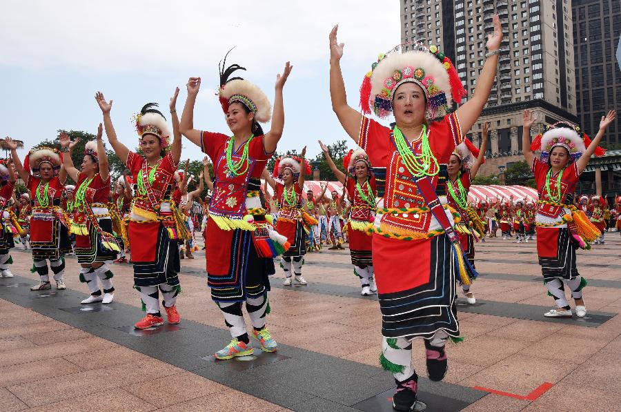 当地居民载歌载舞庆祝一年一度的"丰收节(又称"丰年祭,并祭祀祖先