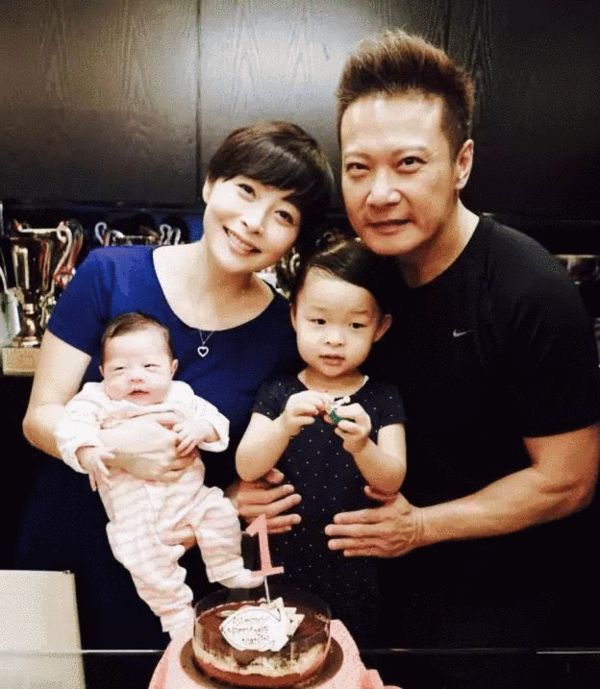 汤盈盈小女儿照片曝光 长相酷似爸爸钱嘉乐
