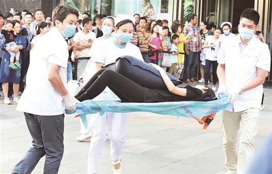 图文:3000余人首次户外疏散演练,小学应急疏散