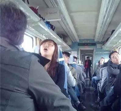 【搞笑】火车上的奇葩睡姿!笑喷