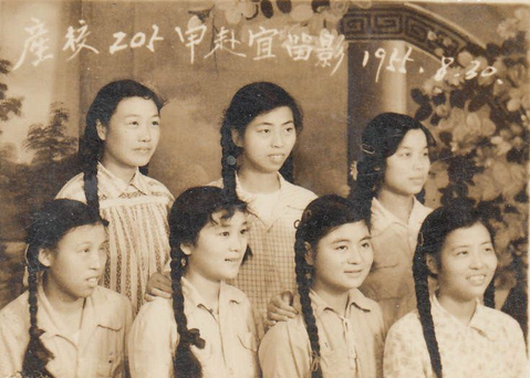 双"麻花辫"在新中国建立之初的50年代却是中国女性未婚女性的主流发型