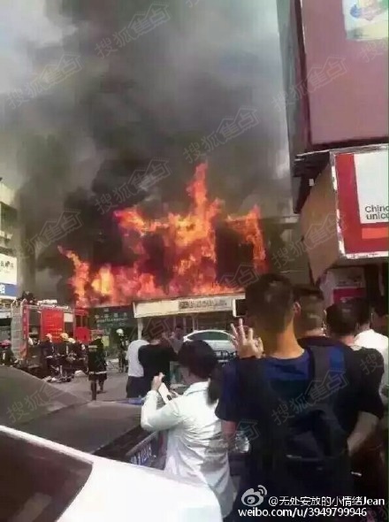 南昌上海路华联超市发生火灾