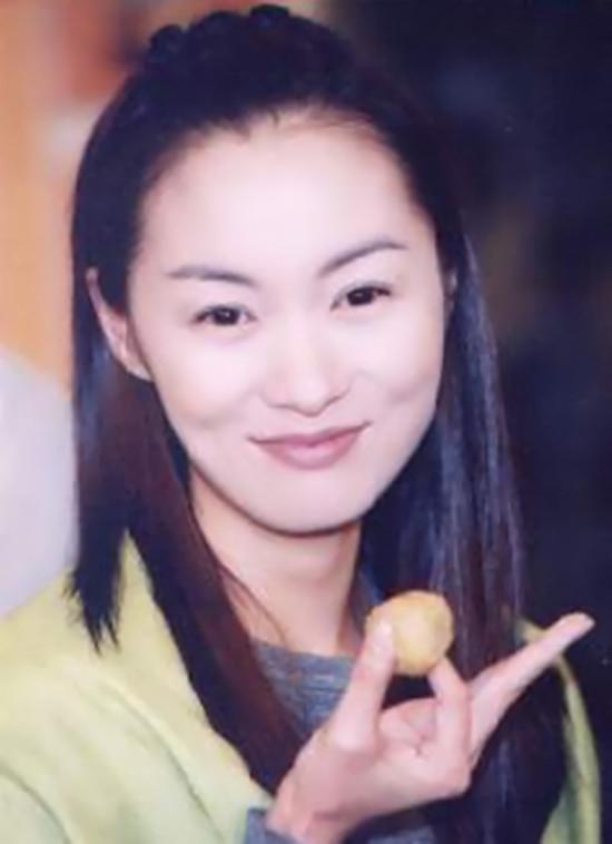郑家榆的长相和安以轩,陈乔恩都是一个挂的,可以清纯也可以性感,不是
