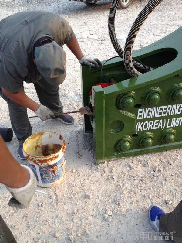 首先是工作人员操作挖掘机将破碎锤从车上卸下,从这张图片能看出挖掘
