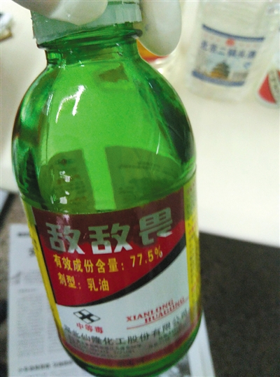 实验用的敌敌畏和间苯二酚。