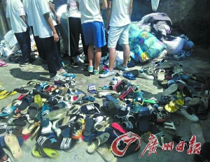 广州日报讯   (记者龙成柳)被子,衣服,鞋子被胡乱堆在一起,就像垃圾