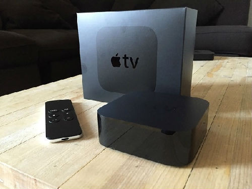 需要说明的是，苹果并未向VentureBeat送来一台开发者版本的Apple TV，文章中出现的是他们自行搜拐到的一台（在此向某位匿名的开发者老伙计致个谢）。