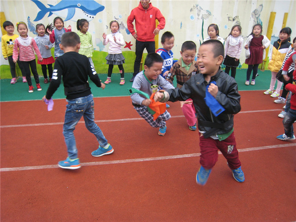 连云港开发区启智幼儿园情商游戏课:追逐的小尾巴
