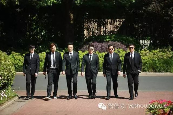 还有让保安人员不要穿警服了,西装革履的样子才有贴身保镖的感觉.