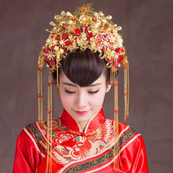 凤冠是一种以金属丝网为胎,上缀点翠凤凰,并挂有珠宝流苏的礼冠.