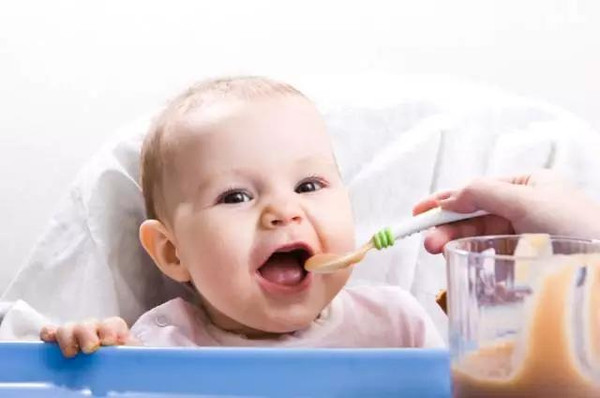 如何让宝宝爱上吃饭?最佳婴幼儿辅食添加时间表