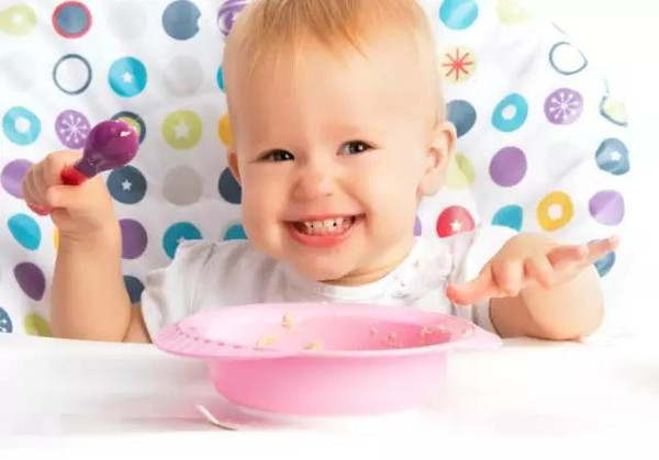 如何让宝宝爱上吃饭?最佳婴幼儿辅食添加时间