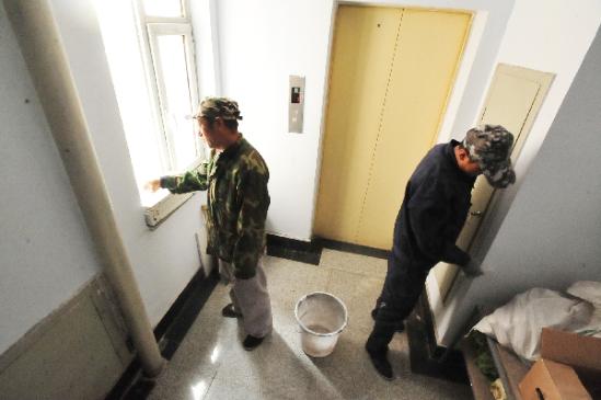 利用党组织服务群众专项经费,为此类小区修整粉刷楼道墙面,美化空间的