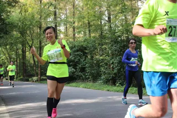 不跑就出局 林荫大道 本地美食 上马赛走进崇明高清图片