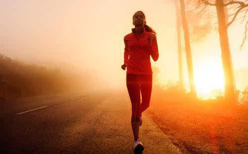 晨跑习惯:吃香蕉提高血糖 至少5分钟热身
