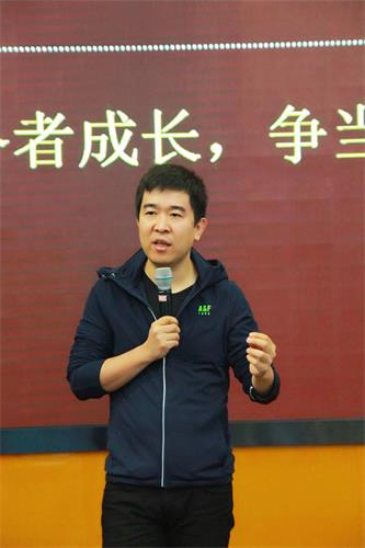 空格CEO唐永波先生表示,空格致力于为个人服务者提供一个创收平台,服务者是平台的根基,本次A咖计划旨在重金助力个人服务者,希望他们更快的成长。而公司今后也会通过各种方式,不遗余力地扶持这些服务者不断成长。