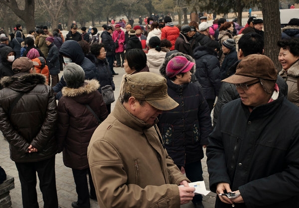 父母聚集在北京天坛公园的"相亲会"上,为子女寻找配偶.