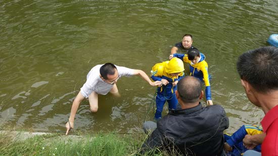 湖南大学马院院长救落水儿童 幽默说水质太差