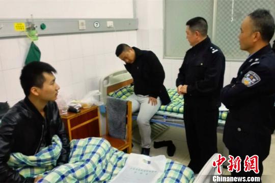 少年跳河轻生其父下水遇险 两安保队员接力救人