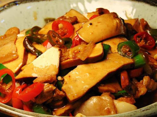 柴火烧,铁锅煮,年少时的美食记忆重现柴火鱼庄柴火鱼孜然羊排我们点的