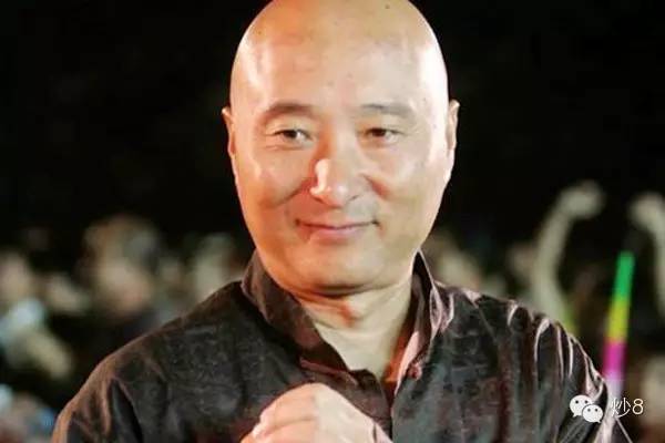 光头的来历: 1,陈佩斯小时候常与别人打架,便于受伤后缝针才留光头