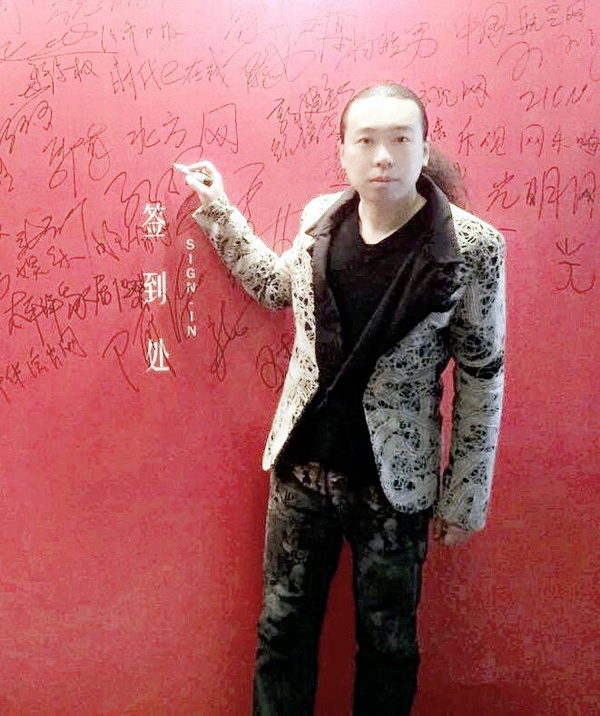 孙江枫现身某活动现场笑言留住时光