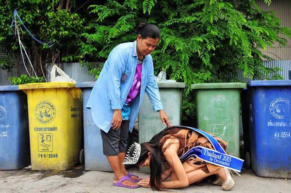 一个泰国拾荒女孩夺选美冠军后，戴着桂冠及饰带回到家里，向还在整理回收物的母亲跪拜表示感恩。