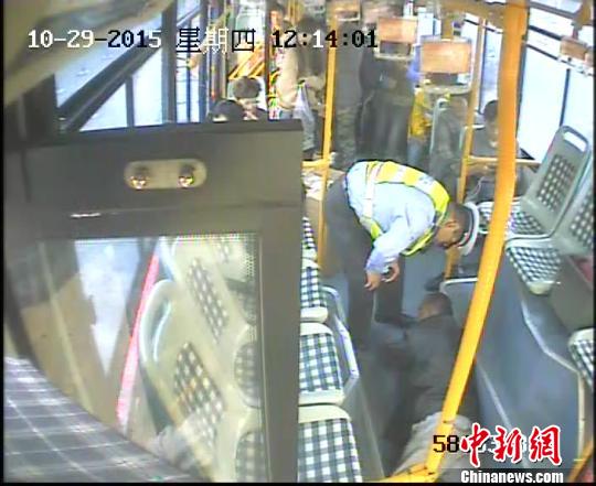 宁波公交司机扶醉汉反被讹 乘客声援力证其清白