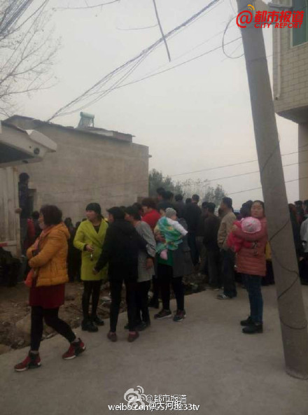 河南漯河在建房屋发生坍塌 村民称三十多人被埋