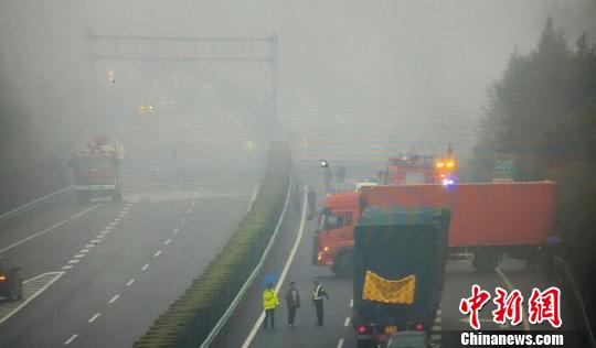 沪昆高速一油罐车爆炸 收费站大面积玻璃碎裂