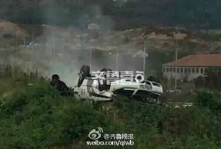 烟台涉非法营运出租车拒检查别翻警车 致3人受伤