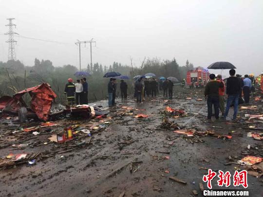 沪昆高速一载有烟花爆竹货车爆炸 已确认1死2伤