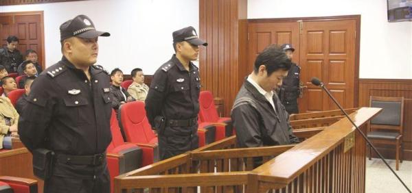 司机7分钟看手机39次撞人获刑 记录仪记录全程