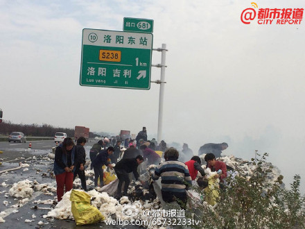 洛阳货车起火 村民“趁火打劫”抢棉花(图)