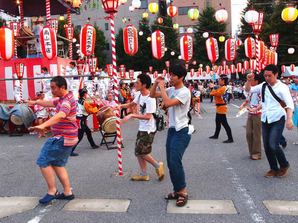 盂兰盆节 – 日本在农历7月(8月或者9月),至少根据中国传统,焦躁不安