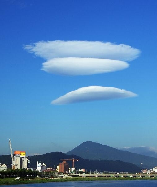 荚状云资料图