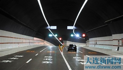 本版图片均由本报记者王华摄莲花山隧道竣工通车.地