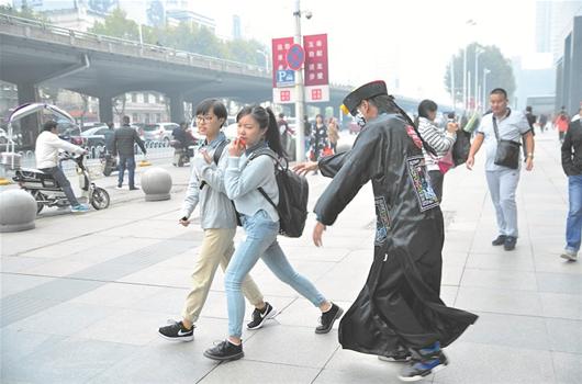 楚天金报讯 昨天,一群