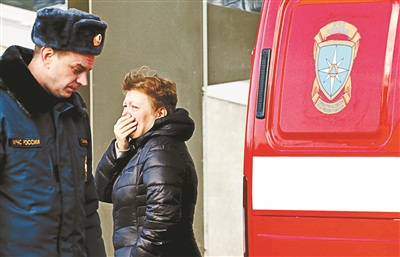 当地时间10月31日，俄罗斯圣彼得堡，图为失事客机遇难者家属在圣彼得堡普尔科夫机场哭泣供图/IC