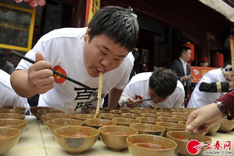 人们围坐在桌前,一碗接一碗狼吞虎咽地吃了起来,但并不是为了填饱肚子