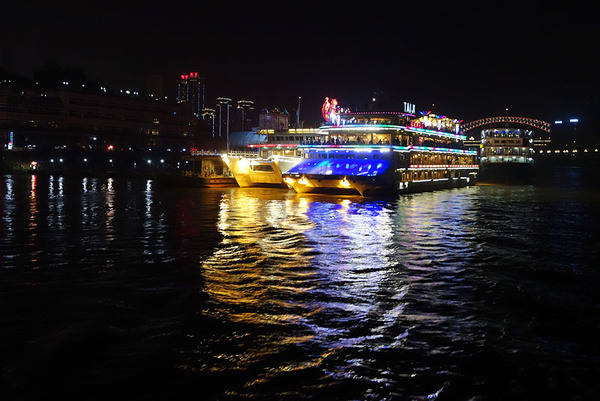 坐游轮,观重庆两江夜景