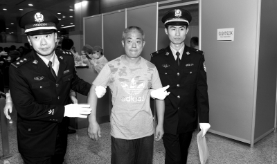 11月1日,在上海浦东机场,赵汝恒被押解回国。新华社发